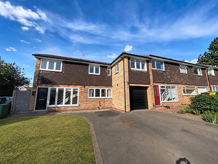4 Bedroom End Of Terrace House For Sale In Gaveston Close, Warwick, CV34