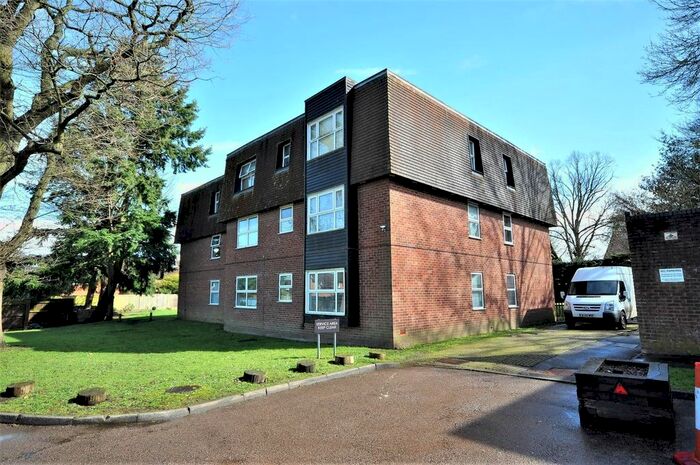 1 Bedroom Flat To Rent In Bovingdon Court, Windsor Close, Bovingdon, HP3