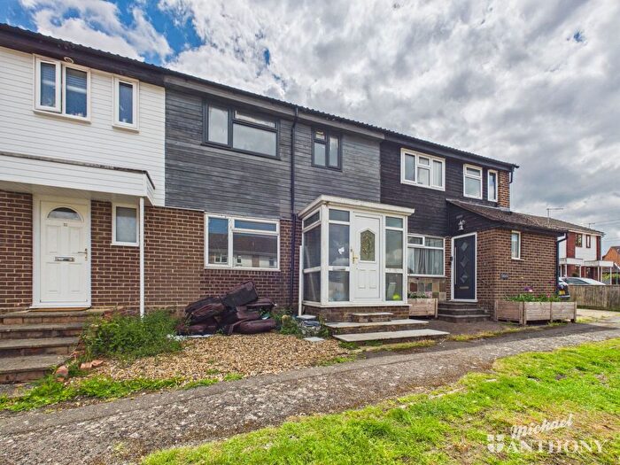3 Bedroom Terraced House For Sale In Bronte Close, Aylesbury, HP19