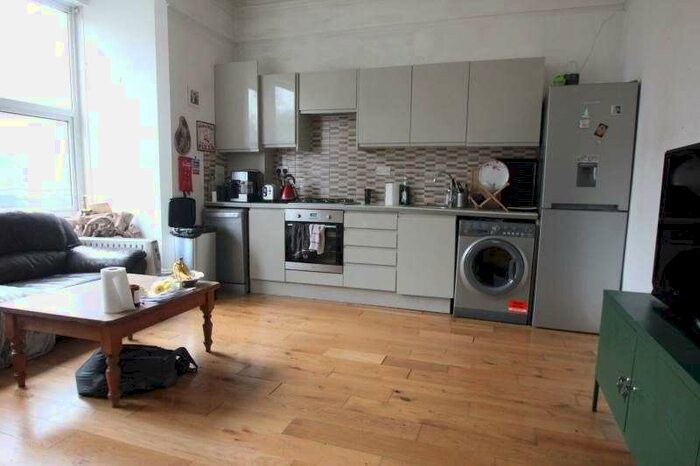 Flat To Rent In Uplands Road, Crouch End, N8