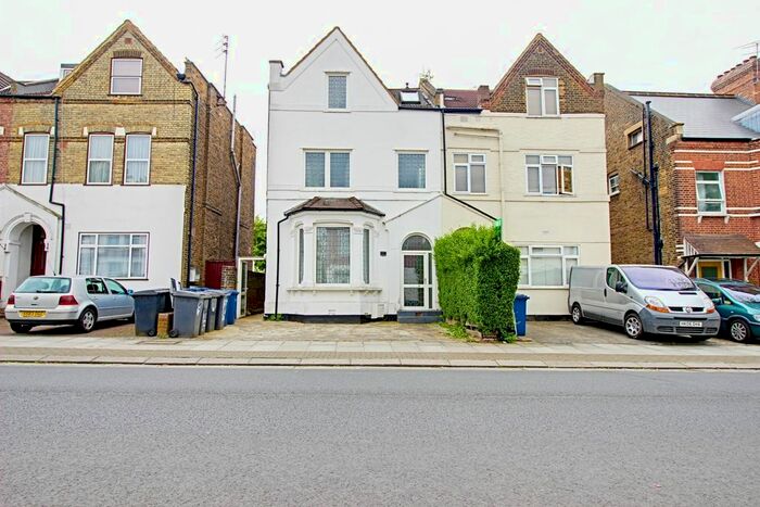 Terraced House To Rent In Station Road, Finchley, N3
