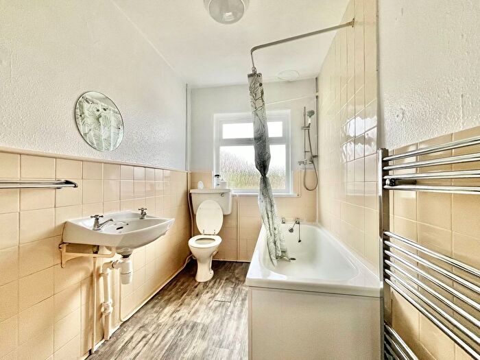 2 Bedroom Flat For Sale In Kingshurst Drive, Paignton, TQ3
