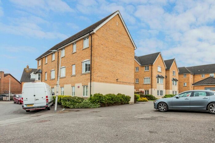 2 Bedroom Flat To Rent In Genas Close, IG6