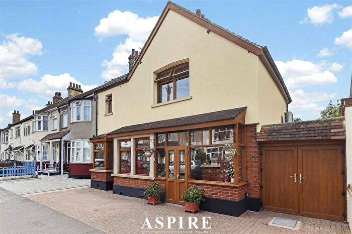 4 Bedroom Detached House For Sale In Lonsdale Road, Southend-On-Sea, SS2