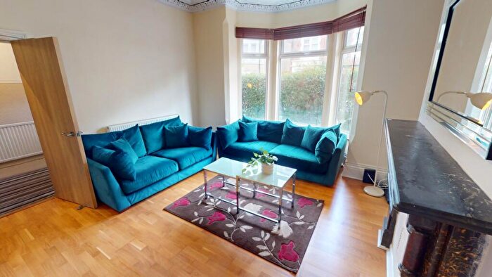 5 Bedroom Semi-Detached House To Rent In Burford Road, NG7