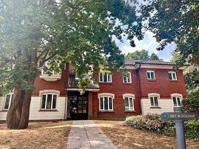 2 Bedroom Flat To Rent In Guildford Road, Leatherhead, KT22