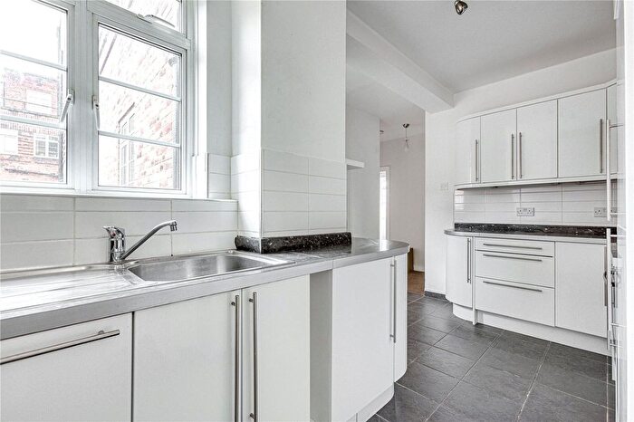 3 Bedroom Flat To Rent In Latymer Court, Hammersmith Road, W6