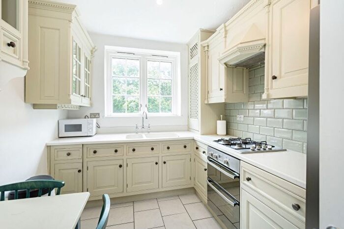 3 Bedroom Flat To Rent In Barrow Hill Estate, London, NW8