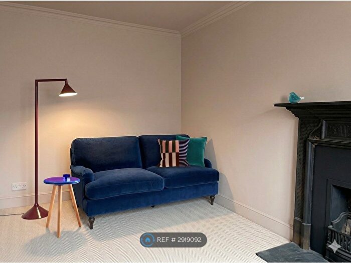 3 Bedroom Flat To Rent In Edinburgh, Edinburgh, EH1