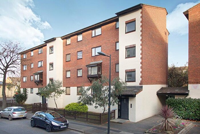 Flat To Rent In Granville Square, London, SE15