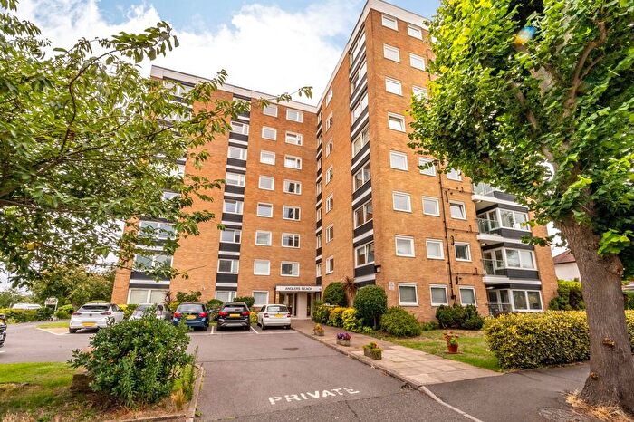 2 Bedroom Flat To Rent In Anglers Reach, Surbiton, KT6