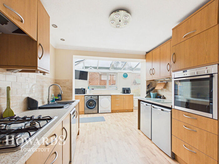 3 Bedroom Detached House For Sale In Fulmar Way, South Oulton Broad, NR33