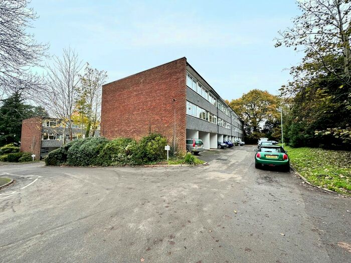 3 Bedroom Town House To Rent In Mill Close, Wokingham, RG41