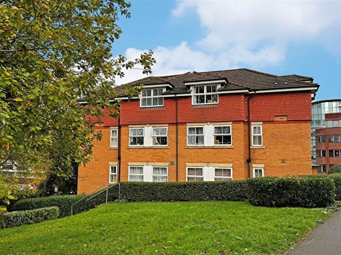 2 Bedroom Flat For Sale In Chapel Road, Redhill, RH1