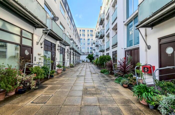 2 Bedroom Flat To Rent In Empire Square, London, N7