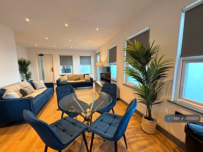 2 Bedroom Flat To Rent In Ballards Lane, London, N12