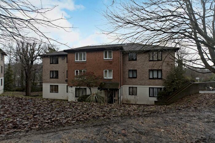 Flat To Rent In Fairbairn Close, CR8