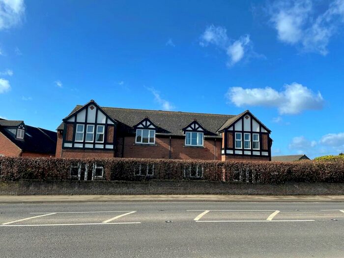 2 Bedroom Flat To Rent In The Sycamores, Leeds, West Yorkshire, Uk, LS16