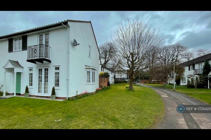 3 Bedroom Semi-Detached House To Rent In Hollins Walk, Reading, RG30