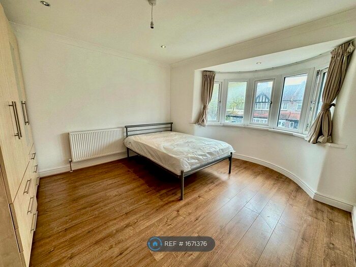 2 Bedroom Flat To Rent In Cecil Road, London, W3