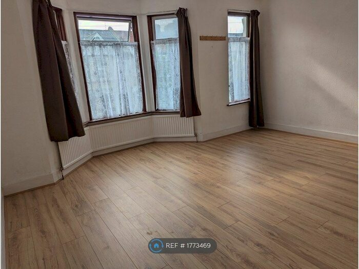 3 Bedroom Semi-Detached House To Rent In West End Road, Southall, UB1