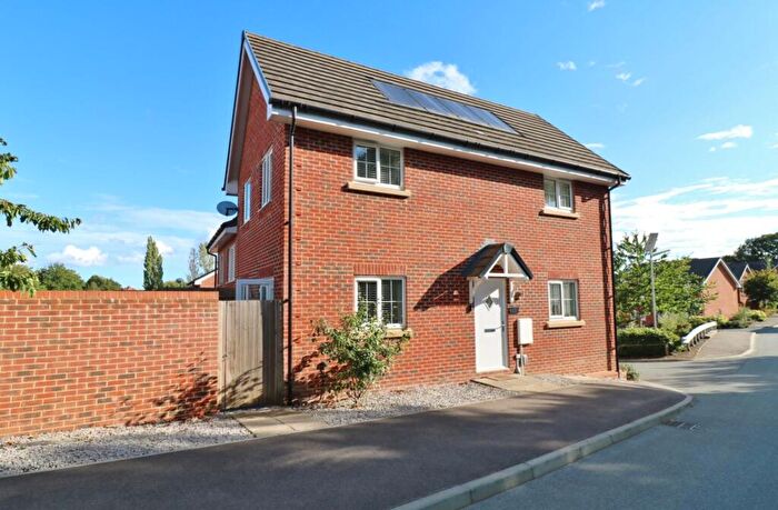 3 Bedroom Semi-Detached House For Sale In Oakeley Vale, Bursledon, SO31