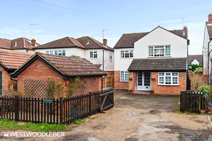 4 Bedroom Detached House For Sale In Avenue Road, Hoddesdon, EN11
