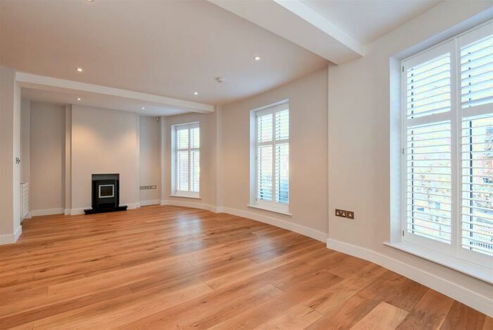 3 Bedroom Flat To Rent In Upper Richmond Road West, East Sheen, SW14