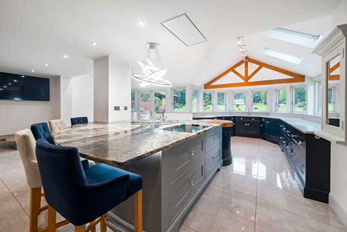 5 Bedroom Detached House For Sale In Aberford Road, Leeds, LS15