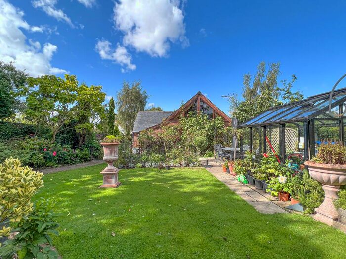 3 Bedroom Bungalow For Sale In Low Street, Collingham, NG23