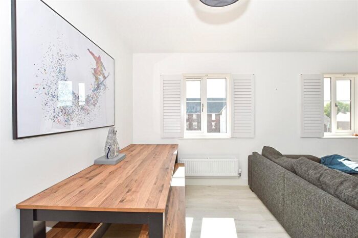 2 Bedroom Apartment For Sale In Tulip Close, Crawley, West Sussex, RH10