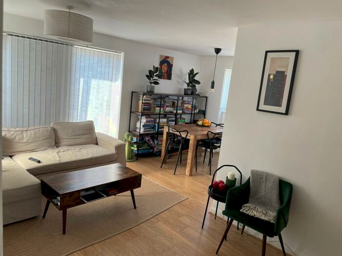 2 Bedroom Town House To Rent In Hazel Close, Colindale, NW9