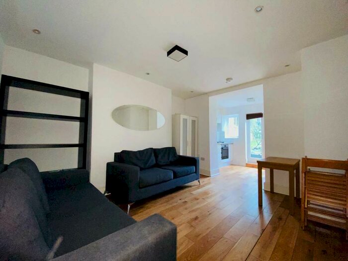 3 Bedroom Flat To Rent In Hartham Road, Holloway, N7