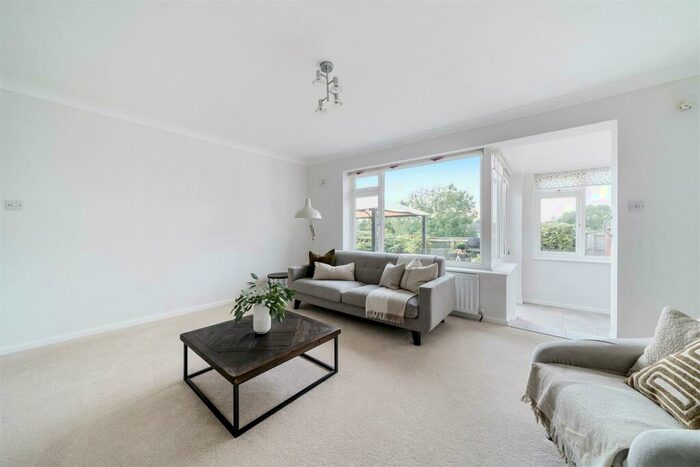 2 Bedroom Semi-Detached Bungalow For Sale In Coach Road, Silverton, EX5