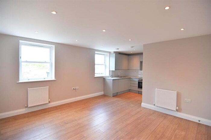 3 Bedroom Flat To Rent In Kings Road, Kingston Upon Thames, KT2