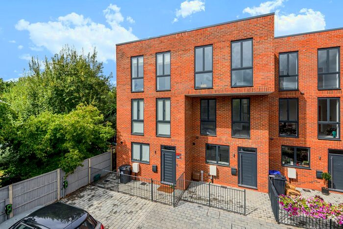 4 Bedroom Terraced House To Rent In Canalside Mews, Woking, GU21