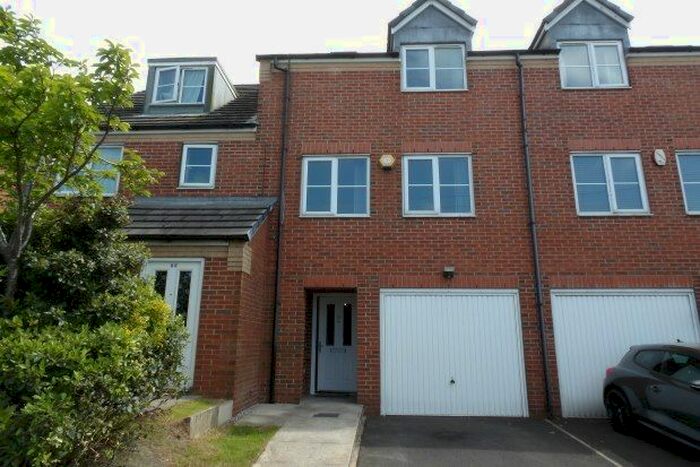3 Bedroom Town House To Rent In Crossfield Street, Blackburn, BB2