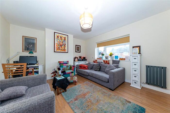 3 Bedroom Terraced House For Sale In Putteridge Road, Luton, Bedfordshire, LU2