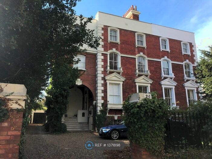 2 Bedroom Flat To Rent In East Moseley, Surrey, KT8