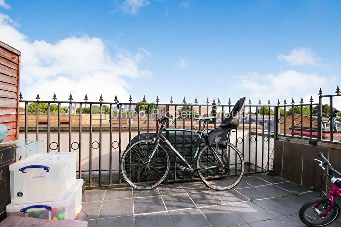 1 Bedroom Flat To Rent In Roman Road, London, E3