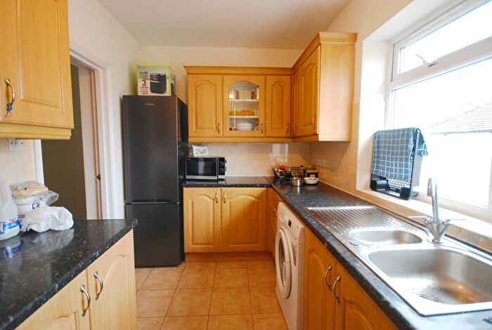 3 Bedroom Flat To Rent In Bilton Road, Perivale, Greenford, UB6
