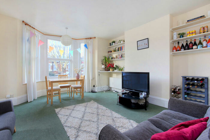 2 Bedroom Flat To Rent In Cavendish Road, Clapham South, London, SW12