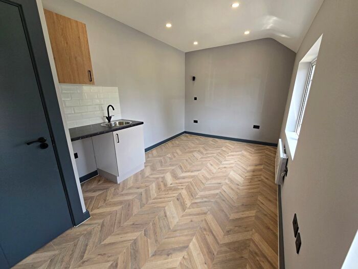 Studio To Rent In Halsbury Road West, Northolt, UB5