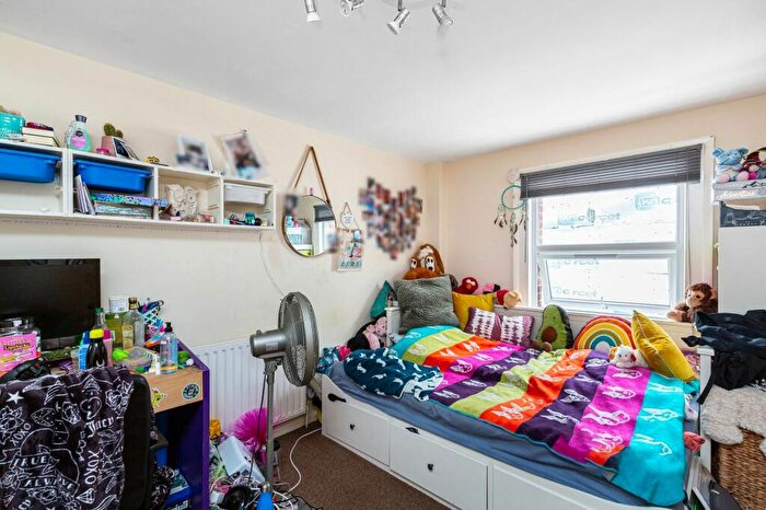 1 Bedroom Apartment For Sale In A Blenheim Grove, London, Greater London, SE15