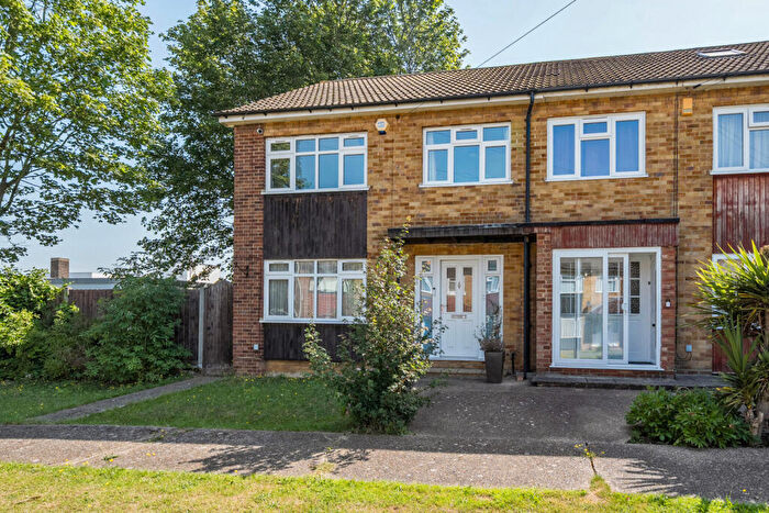 3 Bedroom End Of Terrace House For Sale In Cerne Road, Gravesend, Kent, DA12