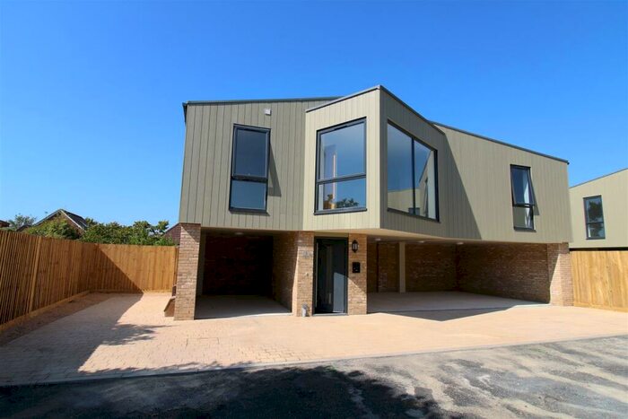 2 Bedroom Coach House To Rent In Meadow Close, Lealand Road, Portsmouth, PO6