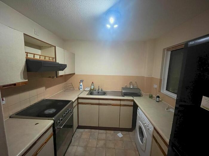 2 Bedroom Flat To Rent In Alders Close, Leytonstone, E11
