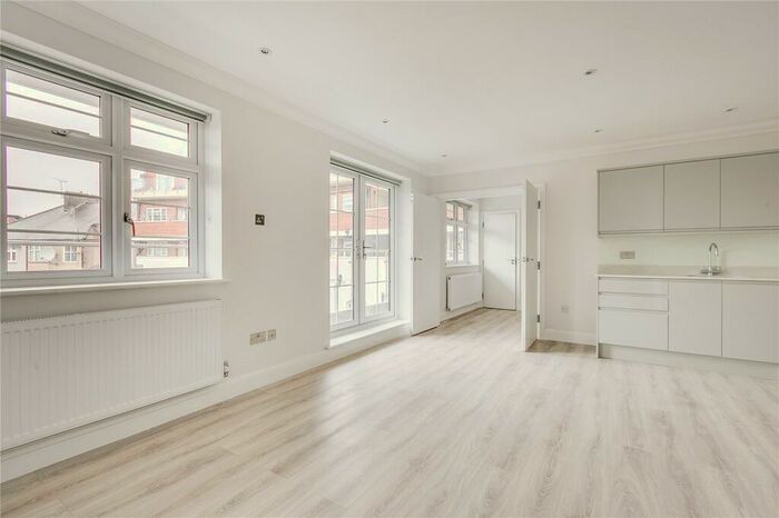 3 Bedroom Flat To Rent In Burleigh Parade, Burleigh Gardens, N14