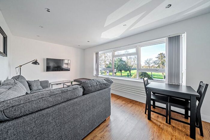 2 Bedroom Maisonette For Sale In Boston Road, Hanwell, London, W7