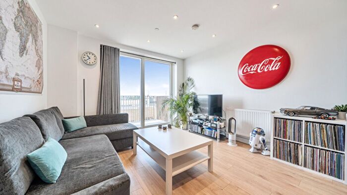 2 Bedroom Flat For Sale In Nash House, Halewood Way, Rainham, RM13